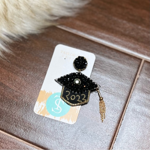 Taylor Shaye Designs - Black & Gold 2022 Graduation Cap Earrings - Picture 6 of 7